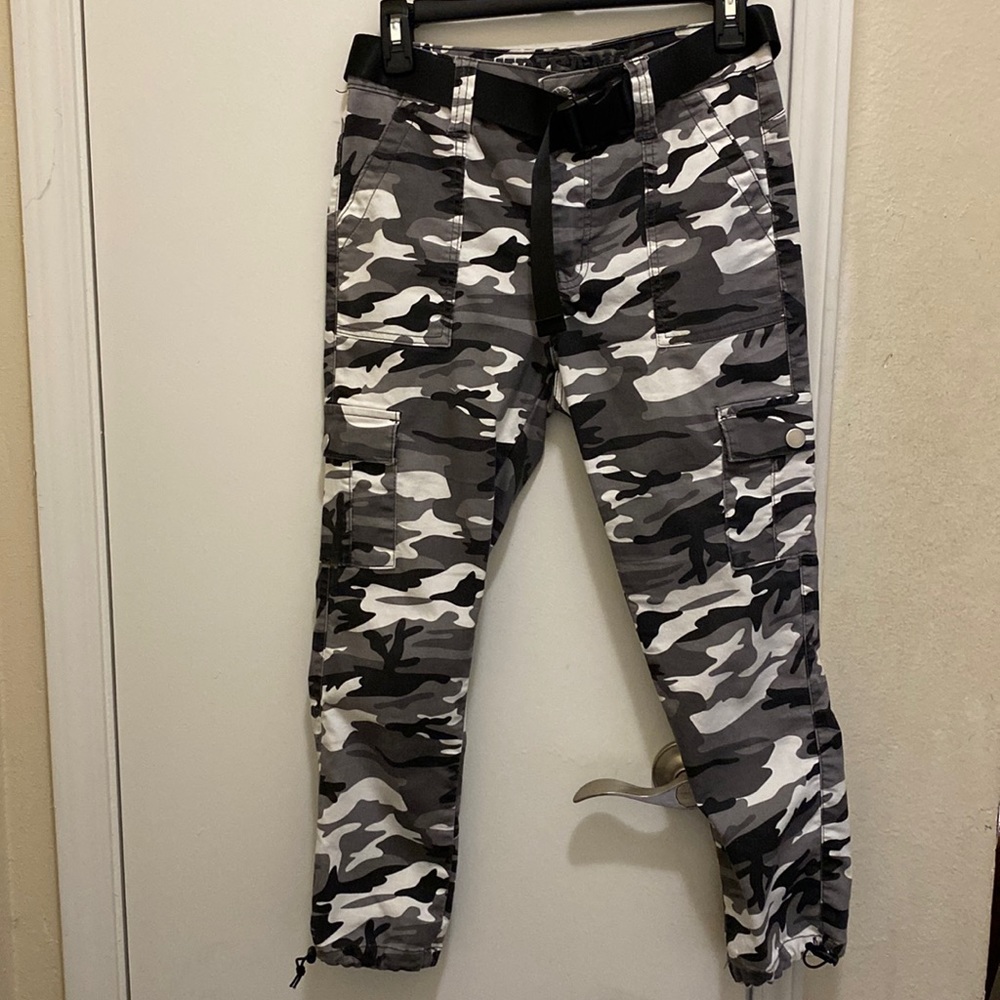 Black & white camouflage capris’